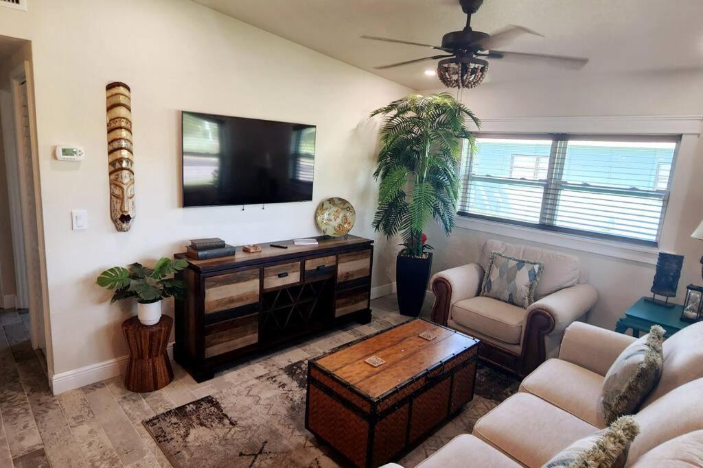 Bali Bungalow - Downtown Cocoa Beach Exterior photo